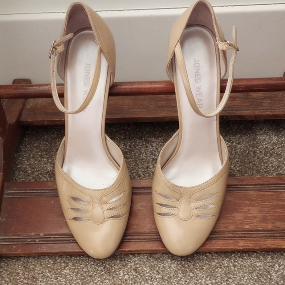 Jones Wear Beige Women's Heels // Size 8
